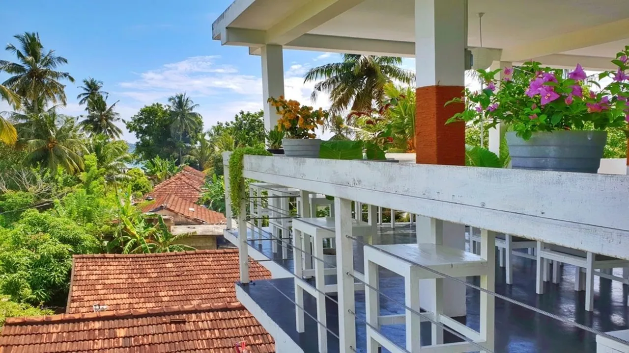 PURE Surfcamps: Surfhouse Weligama